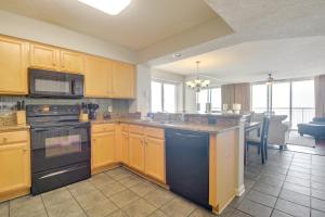 Η κουζίνα ή μικρή κουζίνα στο Oceanfront Corner Condo in North Myrtle Beach!