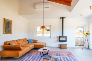 un soggiorno con un divano e un tavolo di Villa Veduta a Bale (Valle)