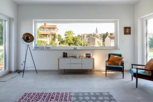 un soggiorno con finestra, tavolo e sedie di Villa Veduta a Bale (Valle) Altre 35 foto