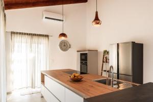 una cucina con bancone e ciotola di frutta di Villa Veduta a Bale (Valle)