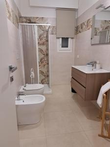 une salle de bain avec toilettes, lavabo et douche dans l'établissement La casa di Titty, à Reggio de Calabre 42 autres photos