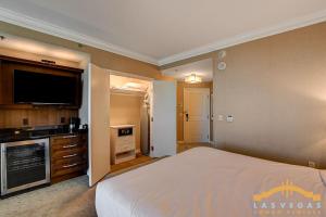 ein Hotelzimmer mit Bett und Fernseher in der Unterkunft MGM Signature-06-716 Jacuzzi Studio in Las Vegas