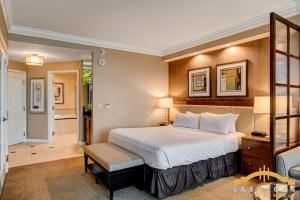 ein Hotelzimmer mit einem großen Bett und einem Stuhl in der Unterkunft MGM Signature-06-716 Jacuzzi Studio in Las Vegas