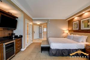 ein Hotelzimmer mit Bett und Flachbildfernseher in der Unterkunft MGM Signature-06-716 Jacuzzi Studio in Las Vegas