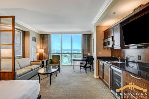 ein Hotelzimmer mit Küche und Wohnzimmer in der Unterkunft MGM Signature-06-716 Jacuzzi Studio in Las Vegas + 40 Fotos