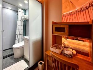 une petite salle de bain avec toilettes et lavabo dans l'établissement UE GARDEN RESORT - Vacation STAY 12040v, à Tōgane 10 autres photos