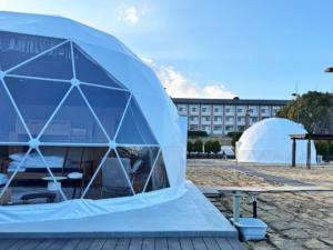 un bâtiment en forme de dôme avec une grande fenêtre dans une cour dans l'établissement UE GARDEN RESORT - Vacation STAY 12040v, à Tōgane