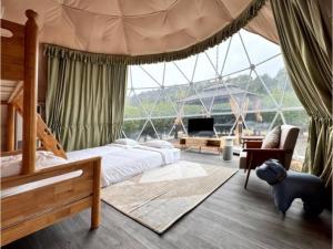 une chambre avec un lit et une grande fenêtre dans l'établissement UE GARDEN RESORT - Vacation STAY 12034v, à Tōgane