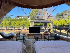 Cette chambre comprend deux lits et une grande fenêtre. dans l'établissement UE GARDEN RESORT - Vacation STAY 12904v, à Tōgane