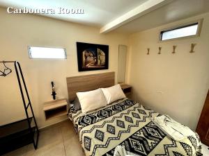 Hostal El Quinde客房内的一张或多张床位