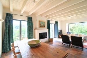 una sala de estar con una mesa y una chimenea en Casa del Angel by SIERRA VIVA, en Los Marines