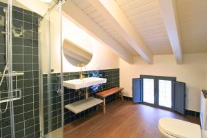 Un baño con lavabo y ducha en Casa del Angel by SIERRA VIVA, en Los Marines