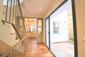 pasillo con puerta de cristal y escalera en Casa del Angel by SIERRA VIVA, en Los Marines