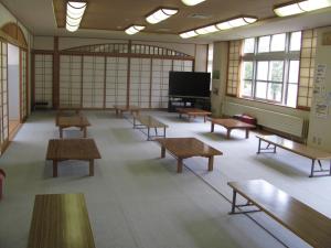 昆布町にあるYusenkaku - Vacation STAY 92615vのベンチと薄型テレビ付きの広い客室です。