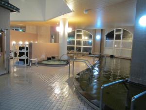 昆布町にあるYusenkaku - Vacation STAY 92615vの建物内の水たまりのある部屋