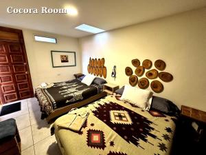 Hostal El Quinde客房内的一张或多张床位