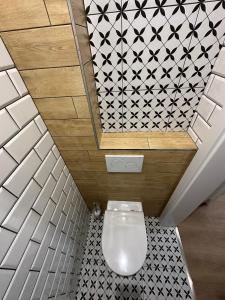 un bagno con servizi igienici e piastrelle bianche e nere. di Vila Fráňa apartmán 2 a České Budějovice Altre 13 foto