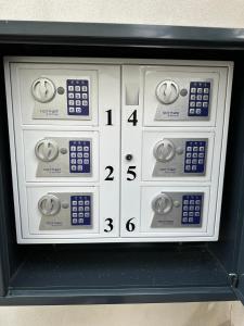 una macchina elettronica con pulsanti e quadranti su di essa di Vila Fráňa apartmán 2 a České Budějovice