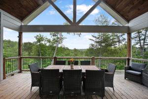 Μπαλκόνι ή βεράντα στο Modern Mountain Home with River Access