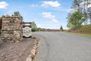 Φωτογραφία από το άλμπουμ του Modern Mountain Home with River Access σε Ellijay