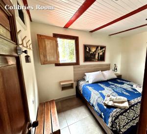 萨兰托Hostal El Quinde的卧室里有一张床，床铺是蓝色的