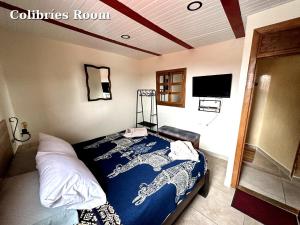 Hostal El Quinde客房内的一张或多张床位