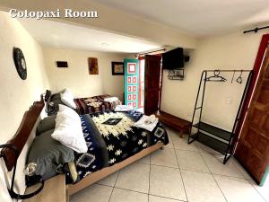 Hostal El Quinde客房内的一张或多张床位