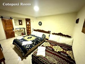 Hostal El Quinde客房内的一张或多张床位