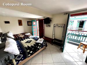 Hostal El Quinde客房内的一张或多张床位