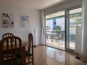 a dining room with a table and a balcony at Vernisa Apartamento Numero Uno in Playa de Gandia