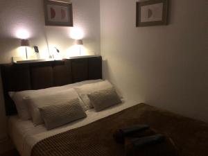 a bedroom with a bed with two pillows and two lamps at Vernisa Apartamento Numero Uno in Playa de Gandia
