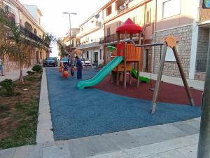un parco giochi in una strada con uno scivolo di La Praiola a Trappeto