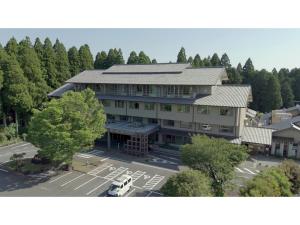 an aerial view of a building with a parking lot at Tsujun Sanso - Vacation STAY 11979v in Yamato
