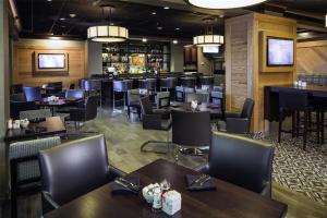 Um restaurante ou outro lugar para comer em DoubleTree by Hilton Hotel Wilmington