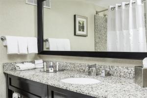 DoubleTree by Hilton Hotel Wilmington的一间浴室