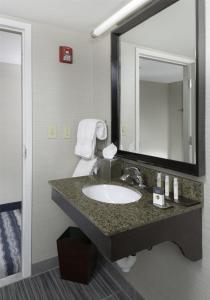 DoubleTree by Hilton Hotel Wilmington的一间浴室