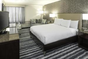 DoubleTree by Hilton Hotel Wilmington客房内的一张或多张床位