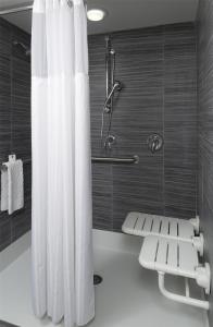 DoubleTree by Hilton Hotel Wilmington的一间浴室