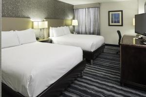 DoubleTree by Hilton Hotel Wilmington客房内的一张或多张床位