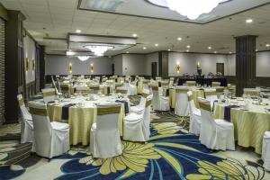 Um restaurante ou outro lugar para comer em DoubleTree by Hilton Hotel Wilmington