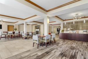 a large living room with a table and chairs and a kitchen at Best Western Plus River Escape Sylva / Dillsboro in Dillsboro