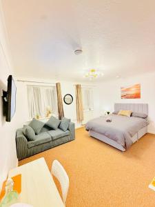 a bedroom with a bed and a couch at Maryland Studio in London