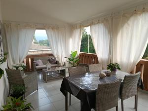 a living room with a table and chairs at Da Maurizio e Luisa in Castiadas