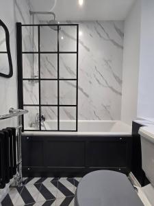 Ένα μπάνιο στο Luxury central apartment w/ 3 beds + 24hr check-in
