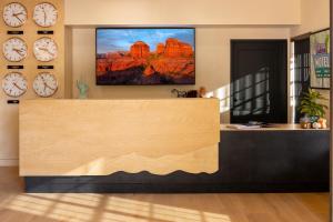 Μια τηλεόραση ή/και κέντρο ψυχαγωγίας στο Mountain Modern Sedona