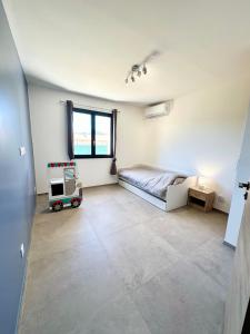 una camera da letto con un letto e un carrello dentro di LA Conciergerie 05 Villa Kylsha Rosans WiFi Terrasse Confort a Rosans