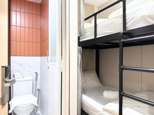 Ένα μπάνιο στο Nest Hotel Singapore