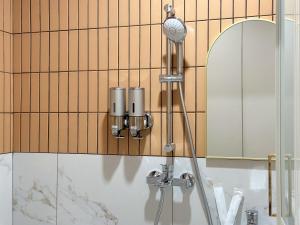 Ένα μπάνιο στο Nest Hotel Singapore