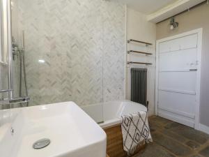 Koupelna v ubytování The Old Flax Shop + 31 fotografií