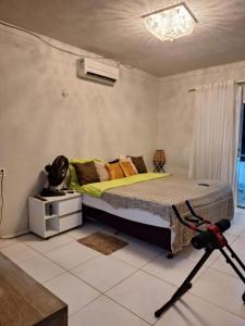 ein Schlafzimmer mit einem Bett und einem Stativ in der Unterkunft Flat-House Veraneio in Macajatuba + 18 Fotos